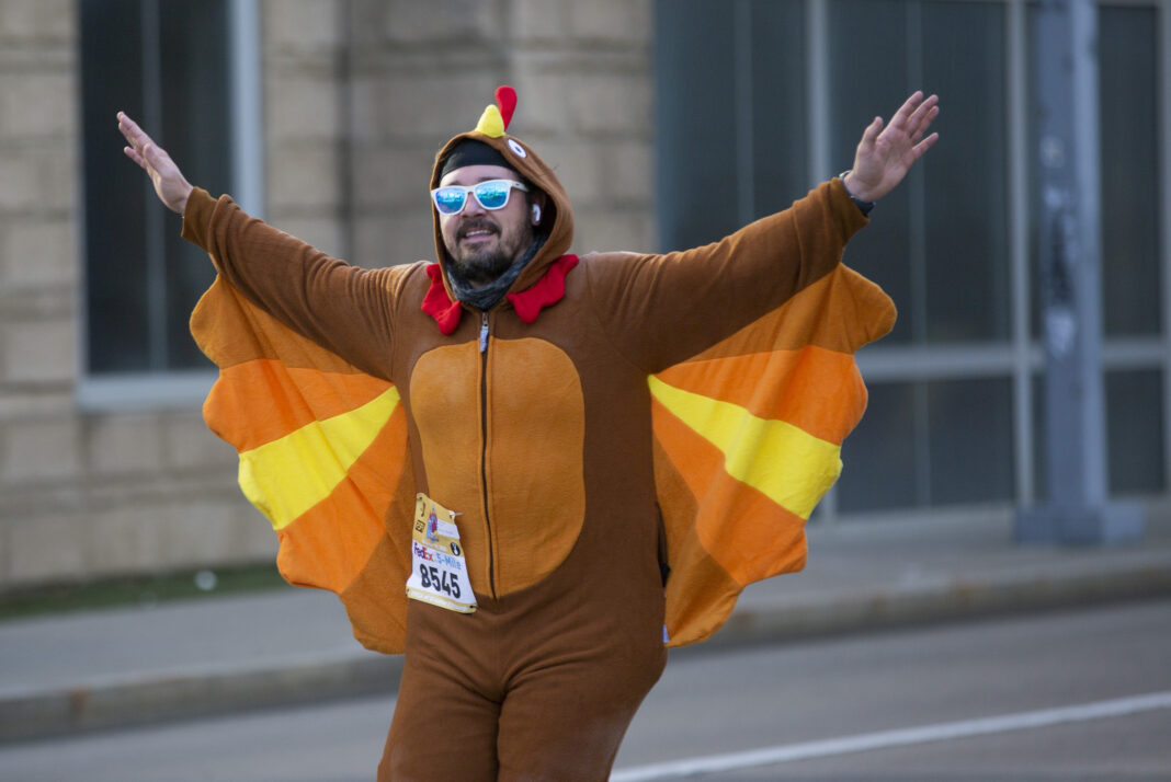 Thousands begin Turkey Day with a Downtown Pittsburgh trot Pittsburgh